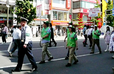 2008年５月、秋葉原の歩行者天国では、路上パフォーマンス禁止の見回りが