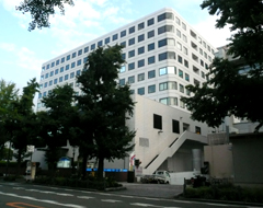 １〜２階に横浜産貿ホールが入る、産業貿易センタービルの全景 （山下公園側から）