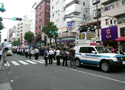 デモとその反対派、警察などによって騒然とする大久保通り （東京都道433号）