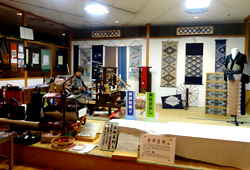 地場産業や伝統工芸の実演コーナーも （青森県八戸市 地域地場産業振興センター）