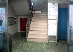 板橋産連会館の１階ロビーと階段