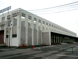 広島市中小企業会館の敷地内にある広島市総合展示場は、敷地内の向かって右側