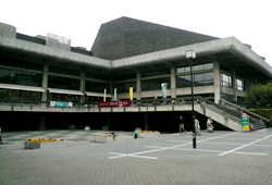 建物は前川國男の設計で、日本を代表するモダニズム建築として名高い