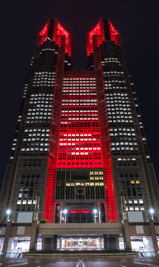東京アラートで都庁も赤くライトアップされた